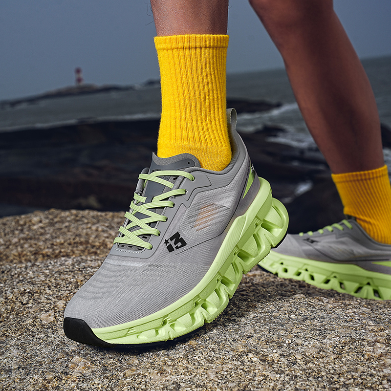 Free shipping designer Running Shoes Mens running shoes lightweight shockabsorbing anti slip sports shoes