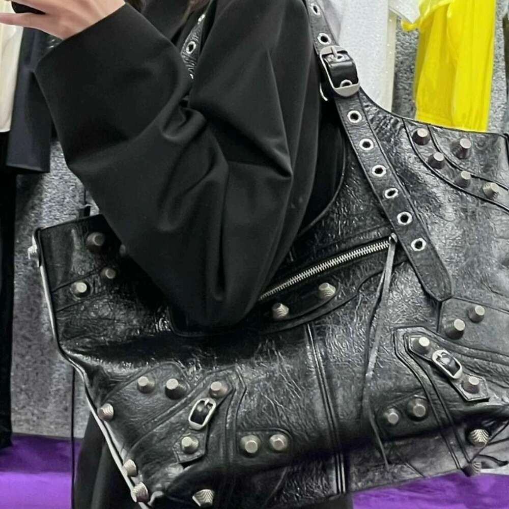 Designer Bag Tote Shoulder Bag New Trendy Fashion Versatile Dark Motorcycle Rivet Tote Design Single Crossbody For Men And Women