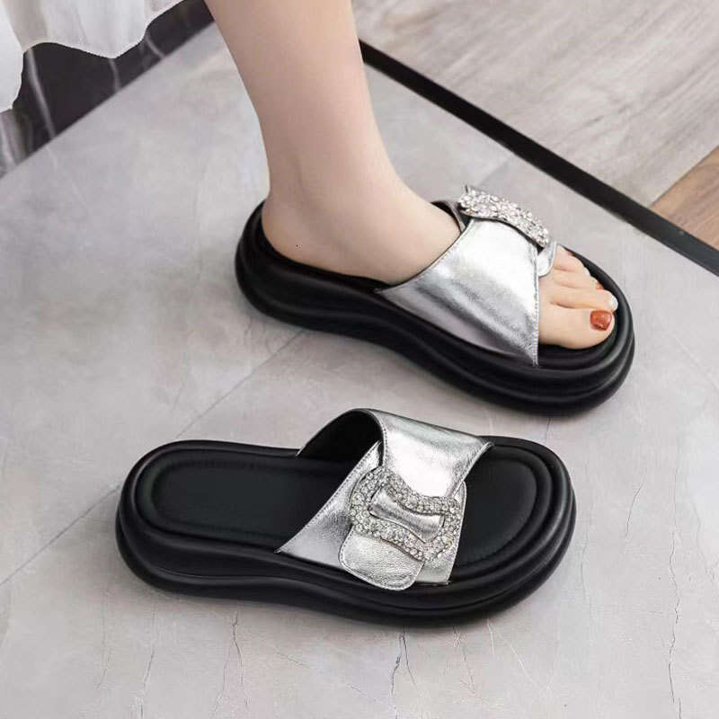 2025 Summer New Sheepskin Slippers for Women Fashionable Versatile Outdoor Thick Sole Rhinestone Buckle Casual One-Strap Sandals