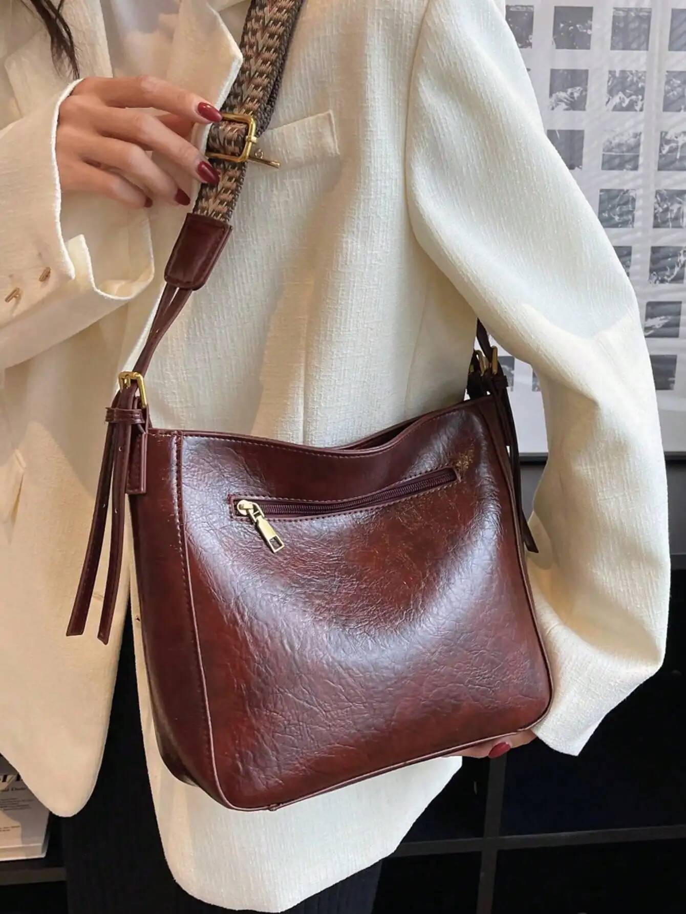 Autumn New Women s Crossbody Bag Elegant Retro Style Crossbody Bag Large Capacity Solid Color Leather Fashionable Autumn New Designer Bag Women s Shou