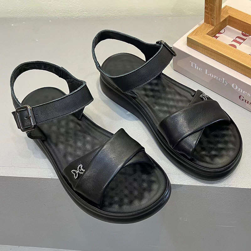 2025 Summer Women's Soft Sole Butterfly Mom Genuine Leather Versatile Lightweight Outdoor Sandals Plus Size