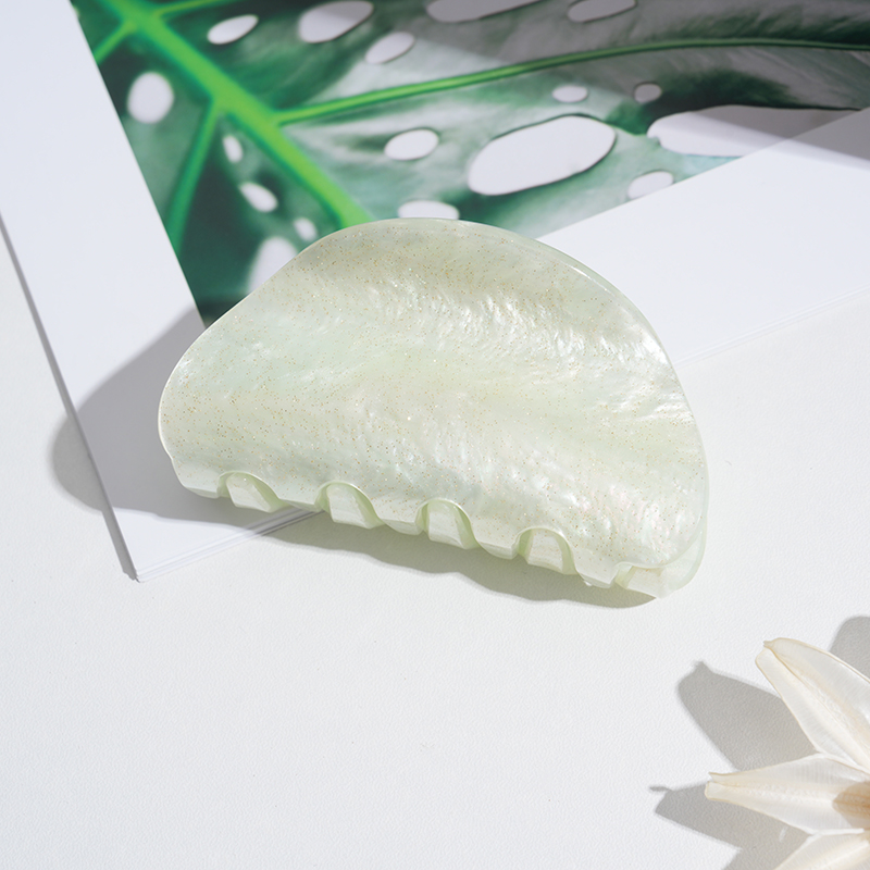 Colorful and sweet clip-on hairpin that is versatile and simple, perfect for all occasions and looks.