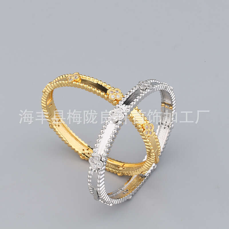 Fashion Creative Three-Leaf Flower Personality Casual Gold-Plated Three-Flower Bracelet Women's Small Internet Celebrity Hand Jewelry