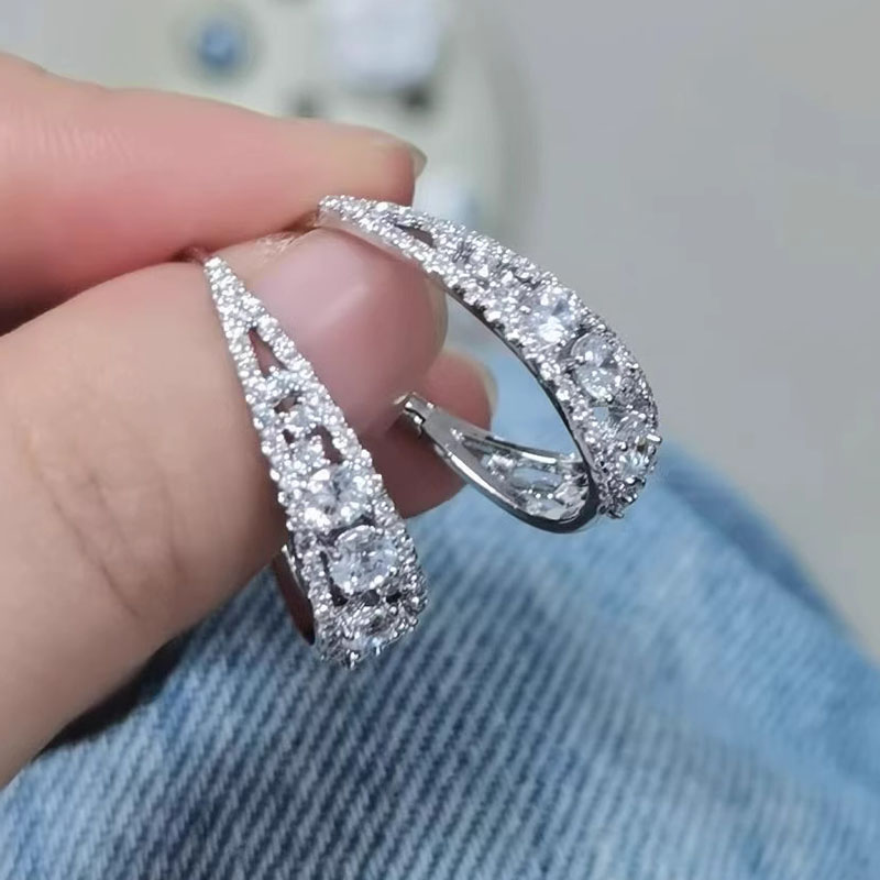 Chic Female Accessory: Premium Quality S925 Light Luxury Sparkling Ear Decor