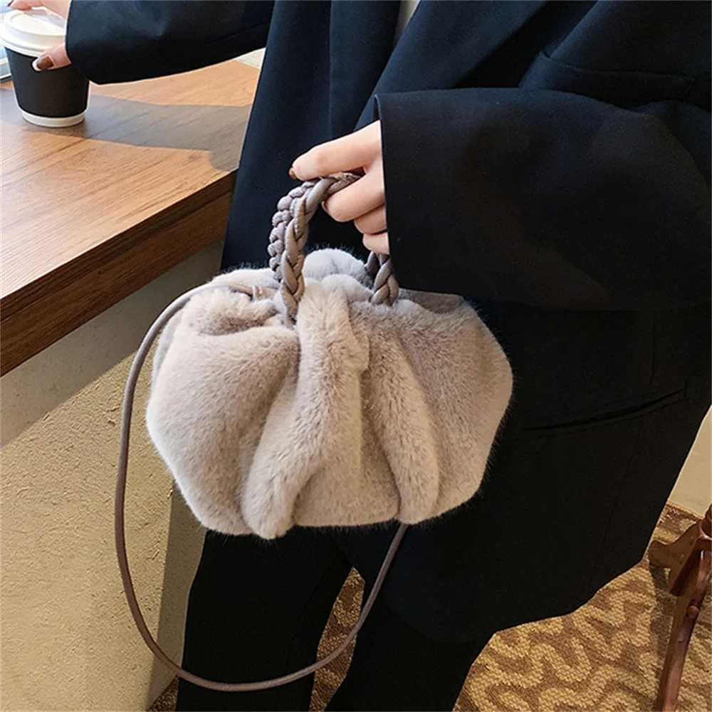 Woman Soft Plush Shoulder Bag New Fashion Autumn And Winter Korean Version Simple Crossbody Bag For Traveling Shopping Handbags Y250819