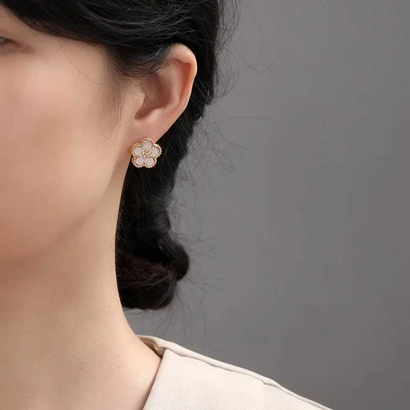 Elegant Simple Shell Silver Needle Stud Earrings Versatile Ladies Jewelry High-End Sensation Floral Pattern Fashionable Accessory Y250820