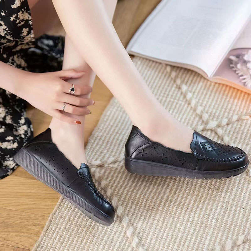 Summer New Fashion Versatile Comfortable Outdoor Hollow Breathable Flat Korean Style Solid Color Slip-On Sandals for Moms