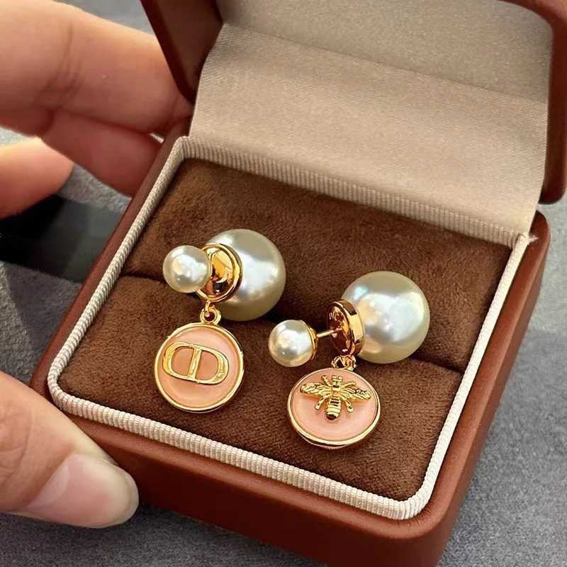 Light Luxury Style Creative Niche Design Earrings Pearl Pink Oil-Drip Letter Bee Earrings and Stud Earrings Y250820