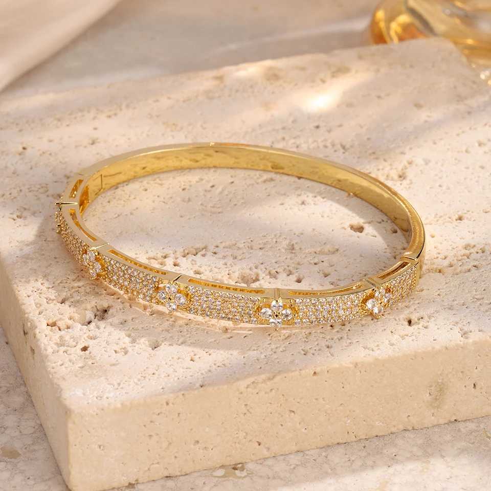 Shiny Full ZAKOL CZ Luxury Four-leaf Flower Design Open Bracelet for Women Premium Wedding Party Jewelry Birthday Gift G250820aj
