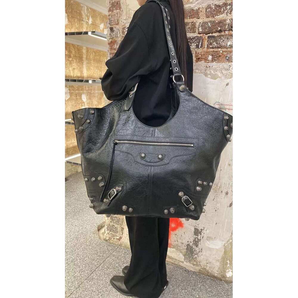 Designer Bag Tote Shoulder Bag New Trendy Fashion Versatile Dark Motorcycle Rivet Tote Design Single Crossbody For Men And Women