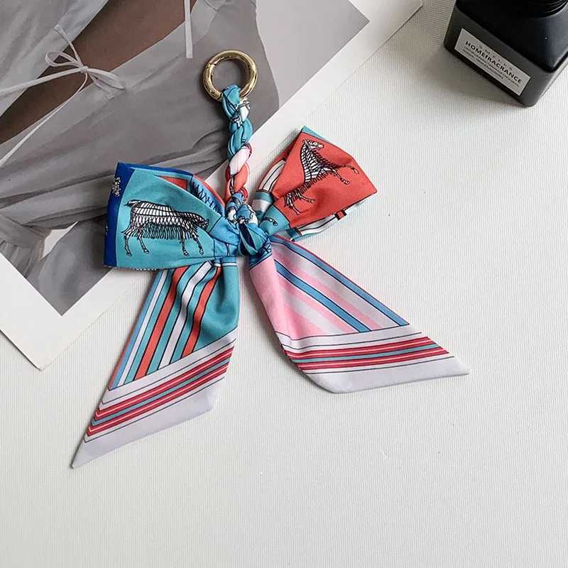 Vintage French Checkered Pony Ribbon Womens Bag Pendant Stylish Simple Hand-knitted War Horse Print Bow Keychain Accessories XJ250820