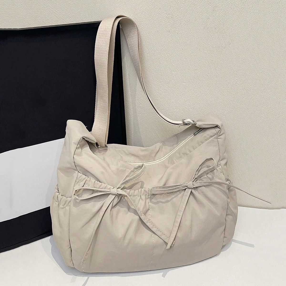 Casual simple and lightweight womens messenger bag niche pleated design bow tote bag large capacity Y250819