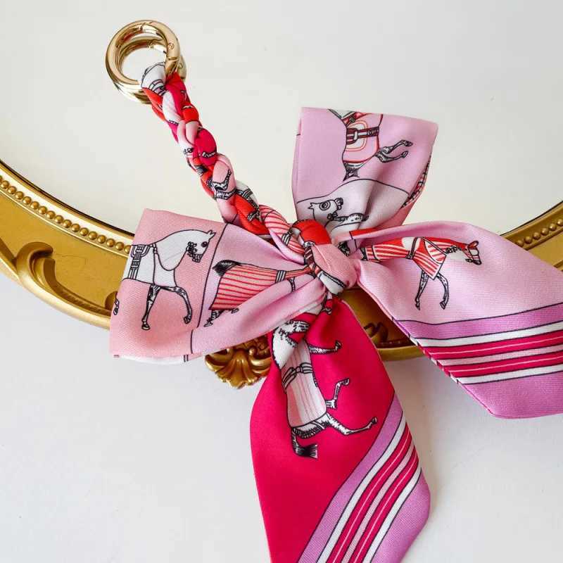 Vintage French Checkered Pony Ribbon Womens Bag Pendant Stylish Simple Hand-knitted War Horse Print Bow Keychain Accessories XJ250820