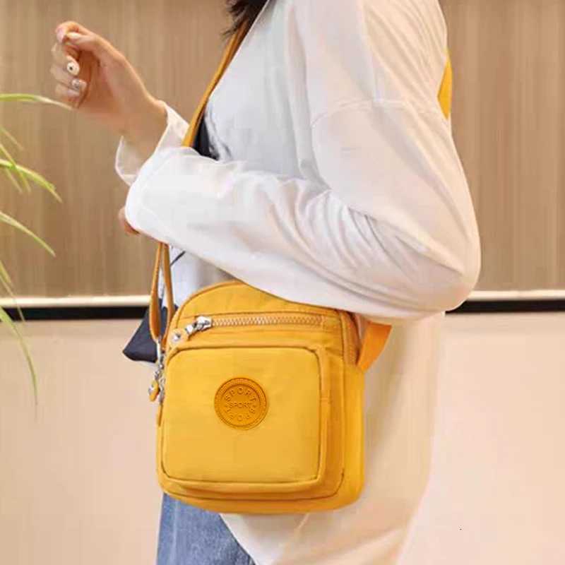 The neutral color tote bag with a single shoulder strap and round design is suitable for travel and photography. Y250819