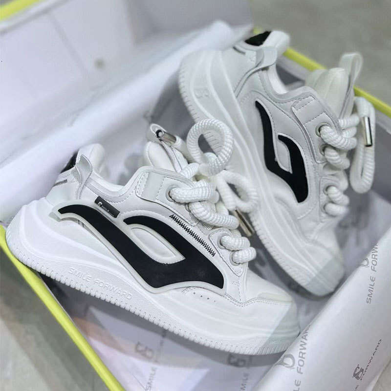 2025 New Zhao Miss Rocket White for Women Couples Niche Bread Shoes Wu Lei Same Style Sneakers