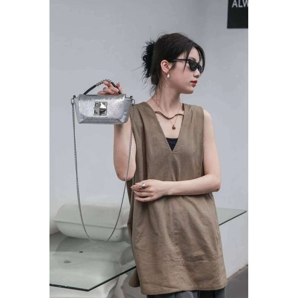 Designer Bags 2025 Summer Chic Chain Strap Rivet Design Women Crossbody Cowhide Leather Female Shoulder Bag Small All-Match Phone Purse Luxury Bag