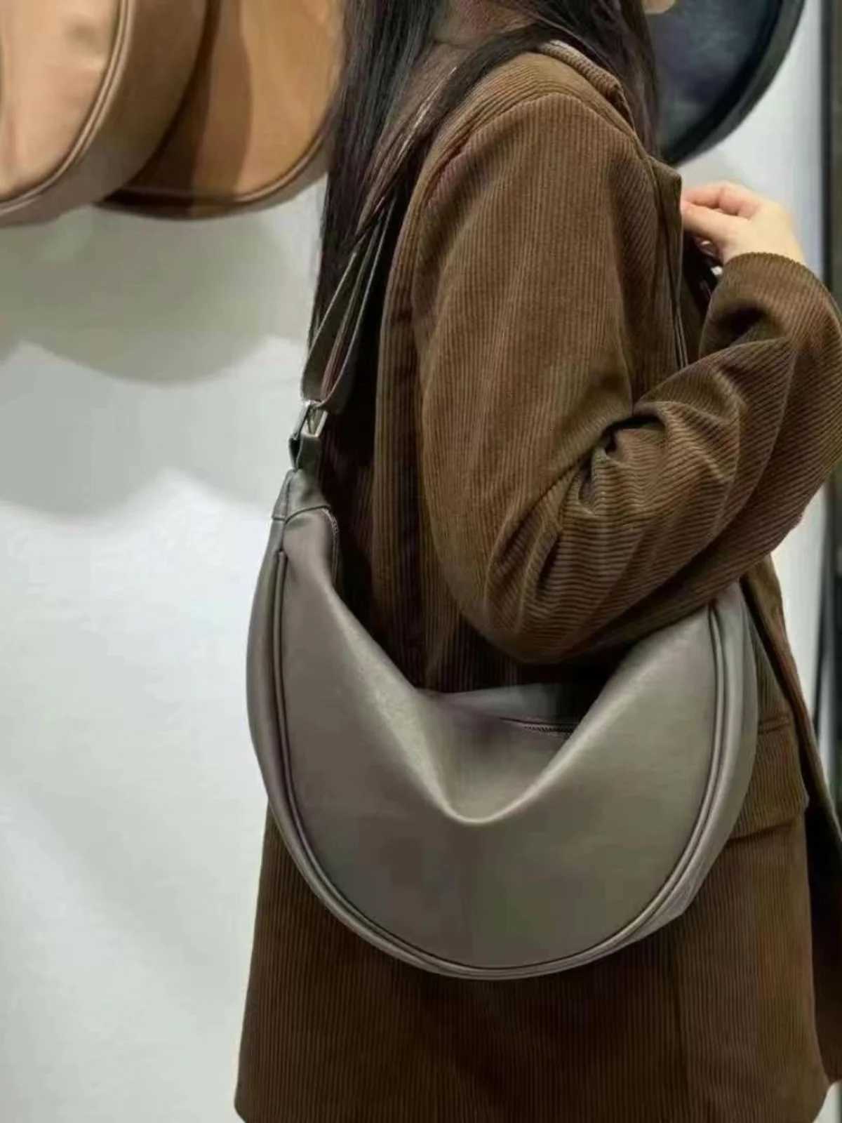 New 2025 Womens Waterproof Soft Leather oulder Bag Dumpling ape Faion Simple High End Bapa Versatile Crossbody Bag Y250819