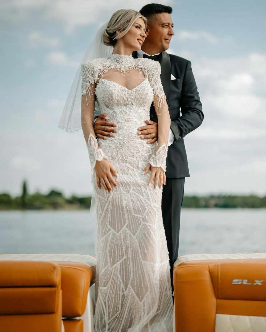 Elegant Mermaid Wedding Dresses Sleeveless Appliques V-Neck Sweep Train Lace Bridal Gowns Plus Size Formal Occasion Customized