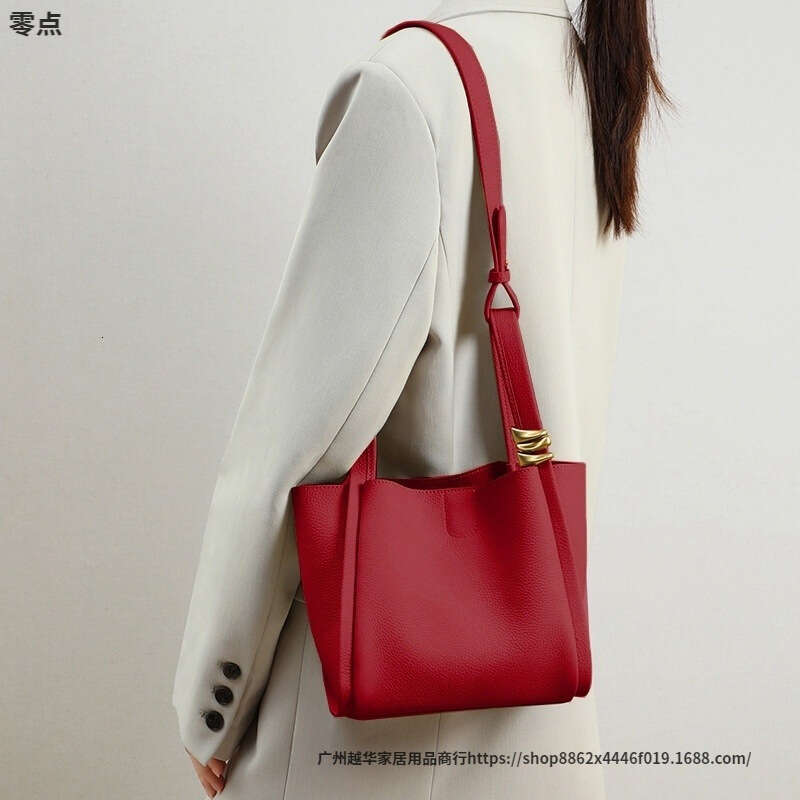 Red Handheld Bride Wedding Bucket for Women 2025 New Commuter Shoulder Crossbody Bag High-end Niche