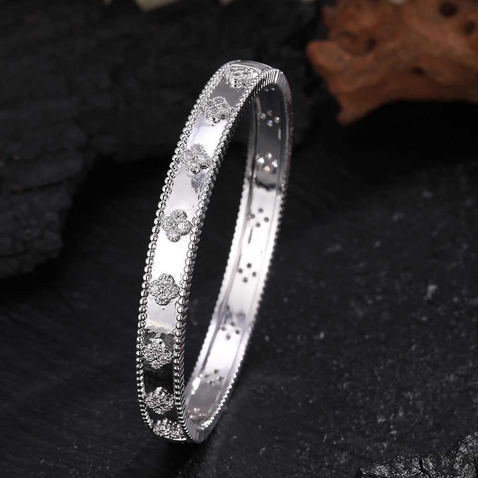 Zircon designer Flower-shaped Brand Small Inlaid Bracelet for Women Exquisite Shiny CZ Engagement Wedding Party Jewelry