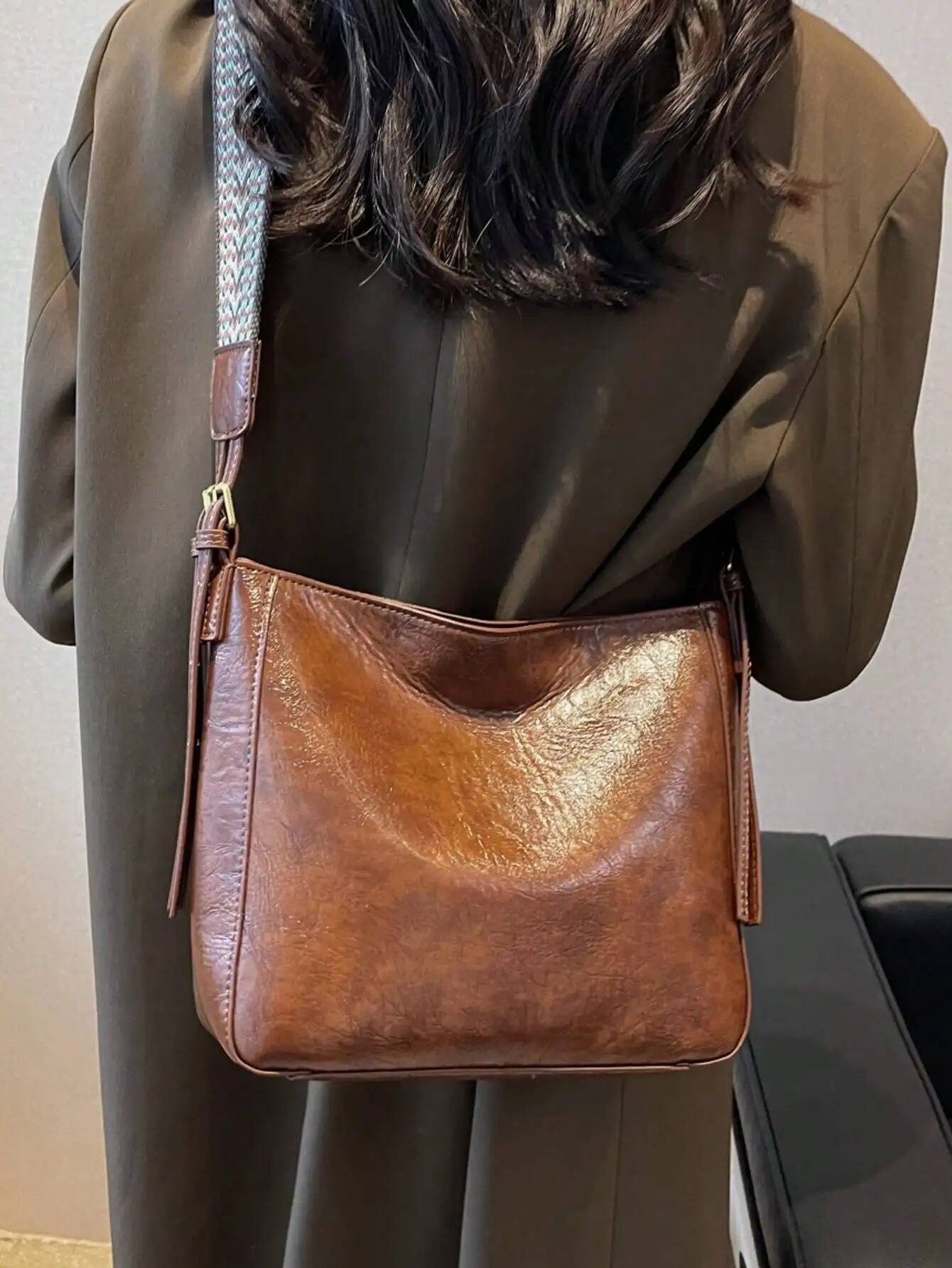 Autumn New Women s Crossbody Bag Elegant Retro Style Crossbody Bag Large Capacity Solid Color Leather Fashionable Autumn New Designer Bag Women s Shou