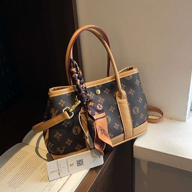 Large Capacity Designer Tote Shoulder Bags for Women 2025 New Fashion Letter Printed Crossbody Large Bag Single Handbag with Scarf