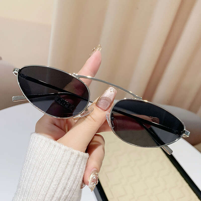 2025 Designer New Personalized Triangle Cat Eye Metal Women Beach Vacation Fashion Glasses Sunglasses