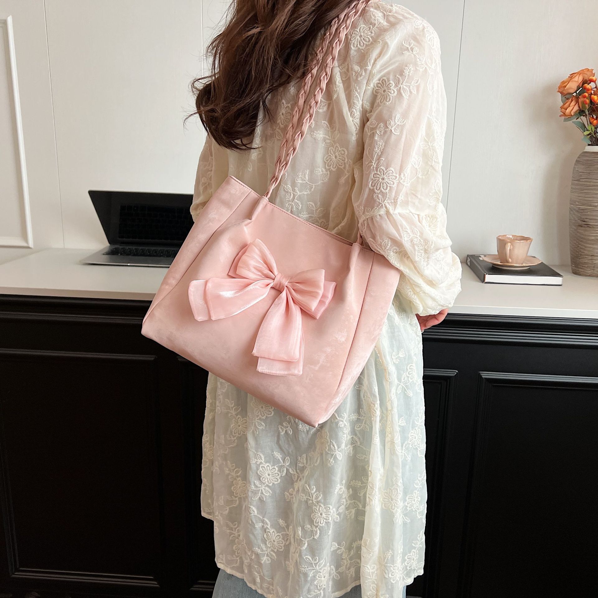 2025 Autumn Women's Large Capacity Bow Handbag Korean Style New Fashion Fashion Shoulder Bag Simple Underarm Bag Women's Crossbody Bag Desig