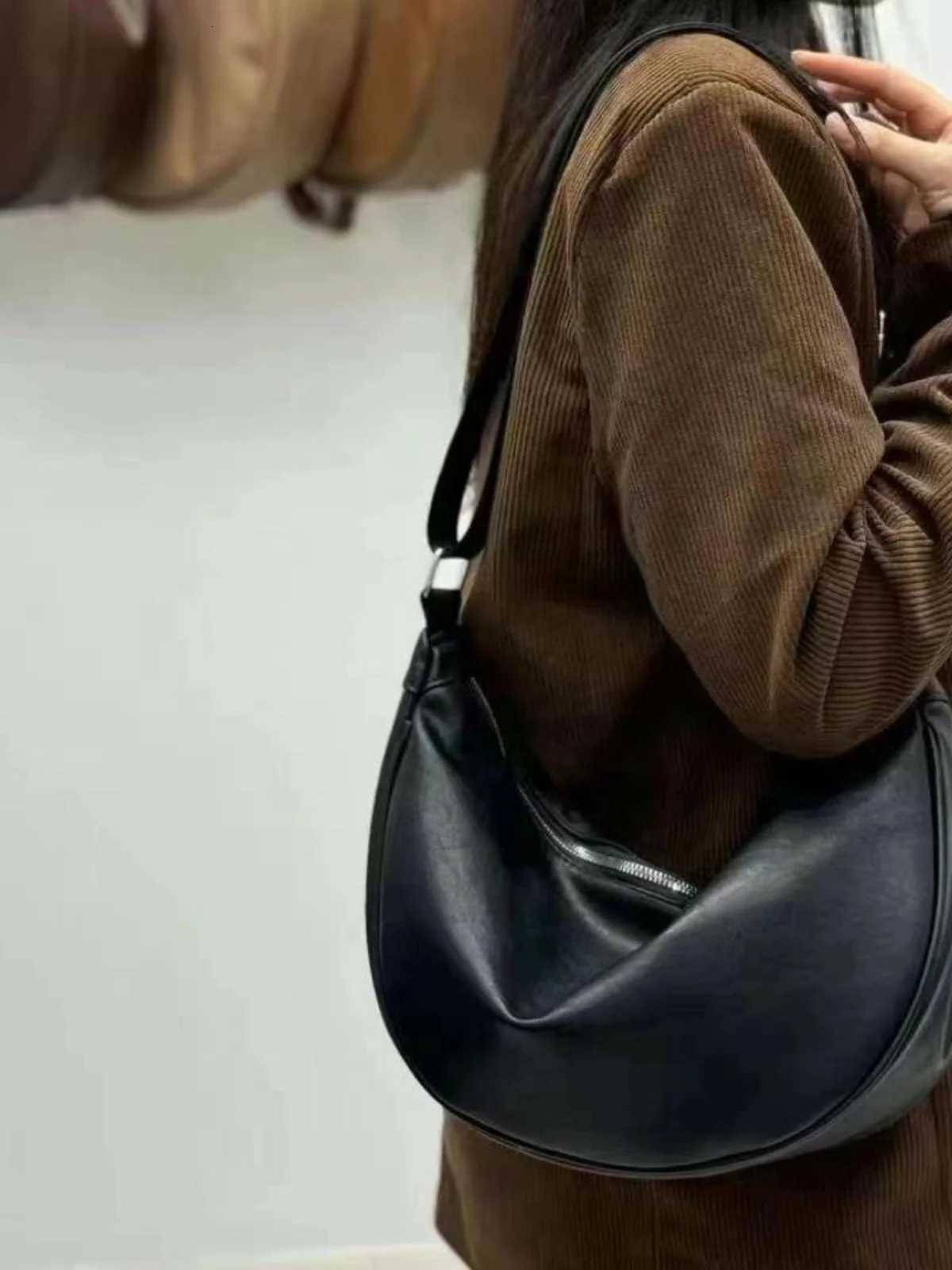 New 2025 Womens Waterproof Soft Leather oulder Bag Dumpling ape Faion Simple High End Bapa Versatile Crossbody Bag Y250819