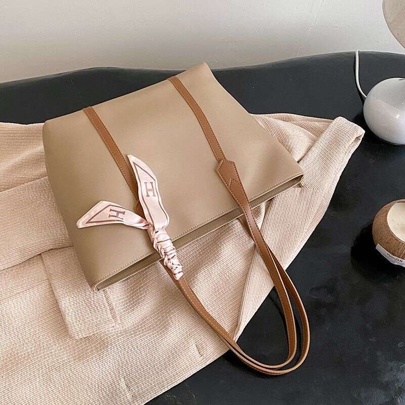 High-Value Large-Capacity 2025 New Commuter Tote Bag for Women Ins Style College Student Shoulder Handbag