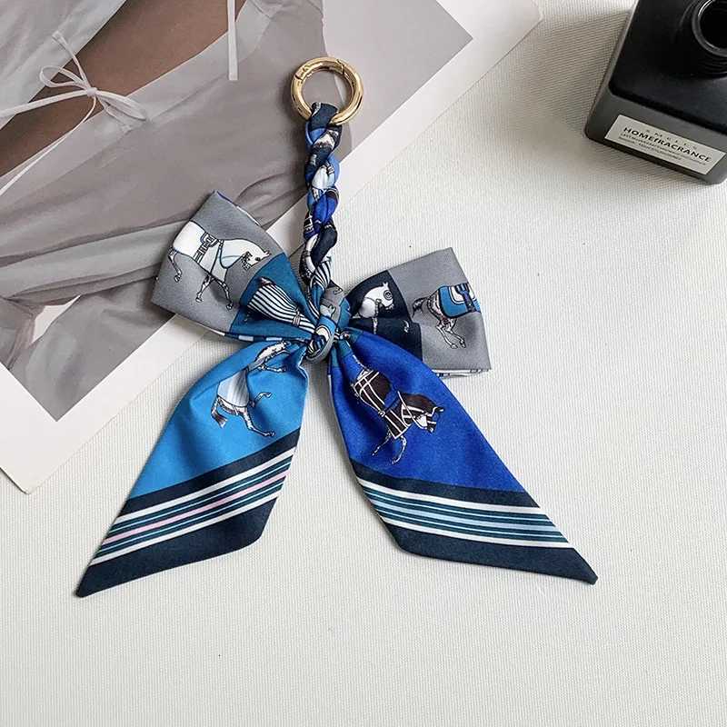Vintage French Checkered Pony Ribbon Womens Bag Pendant Stylish Simple Hand-knitted War Horse Print Bow Keychain Accessories XJ250820