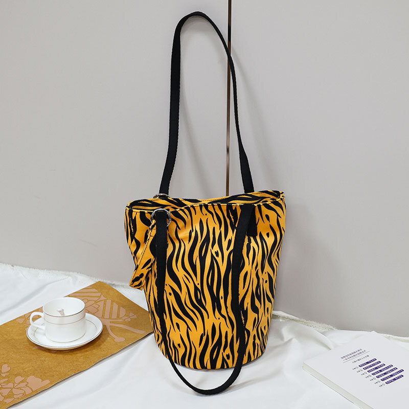 2025 Autumn New Original Retro Leopard Pattern Handbag Canvas Bucket Bag Cute Commuter Portable Women's Shoulder Bag Women's Crossbody Bag D