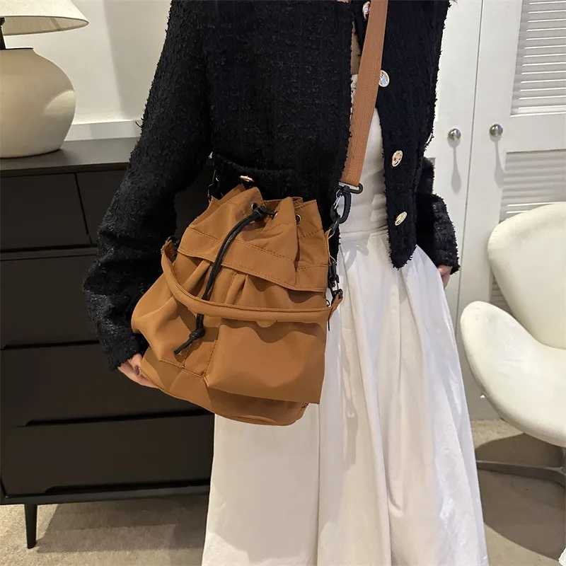 Simple and large-capacity handbag fashionable bucket bag womens bag personalized shoulder messenger bag. Y250819