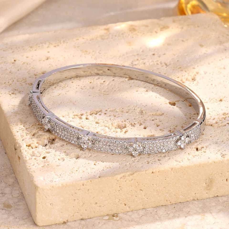 Shiny Full ZAKOL CZ Luxury Four-leaf Flower Design Open Bracelet for Women Premium Wedding Party Jewelry Birthday Gift G250820aj