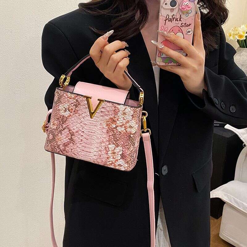 New Crocodile Pattern Compartment Gold V-Shaped High-End Glitter Exaggerated Versatile Handbag For Going Out