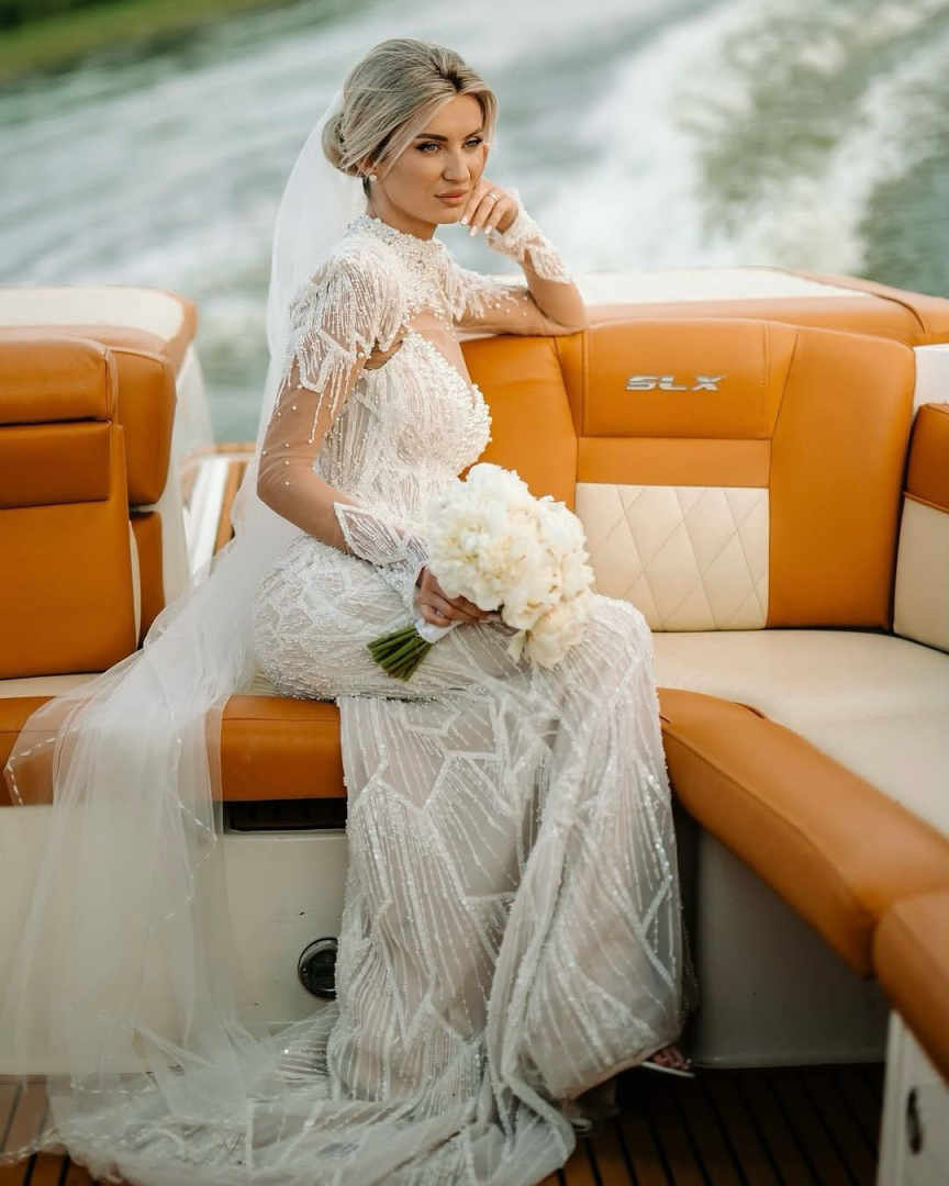 Elegant Mermaid Wedding Dresses Sleeveless Appliques V-Neck Sweep Train Lace Bridal Gowns Plus Size Formal Occasion Customized