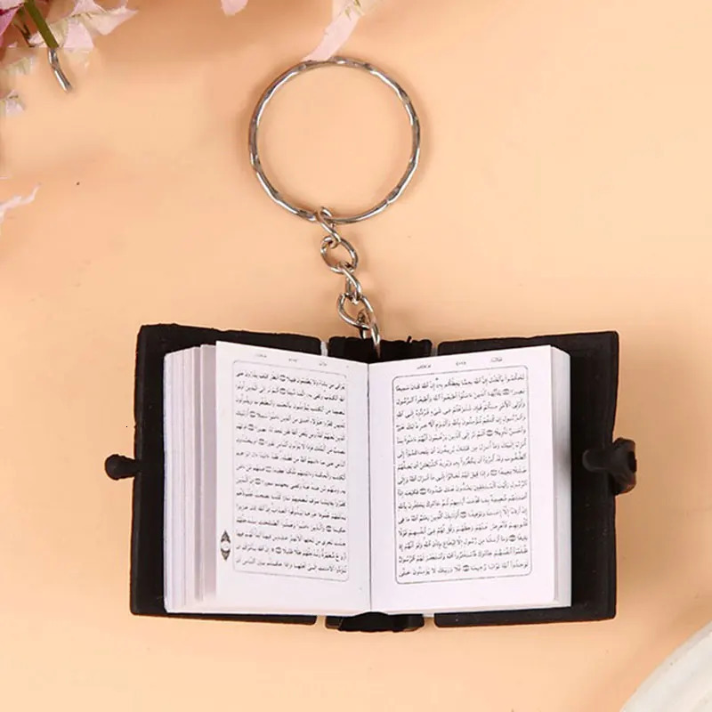1Pcs Muslim Keychains Mini Quran Book Paper Can Read Pendant Key Ring Islamic Unisex Religious Jewelry Wholesale Islam Gift 250811
