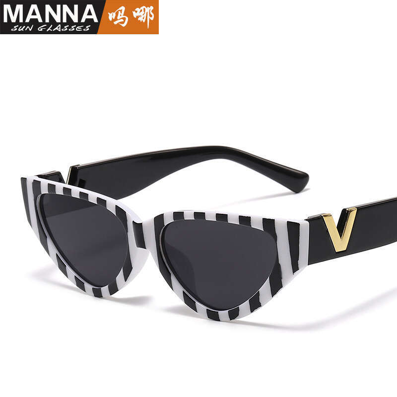 2025 New Modern Show Glasses Trendy Personality Zebra Pattern Fashion Small Frame Designer Cat Eye Sunglasses