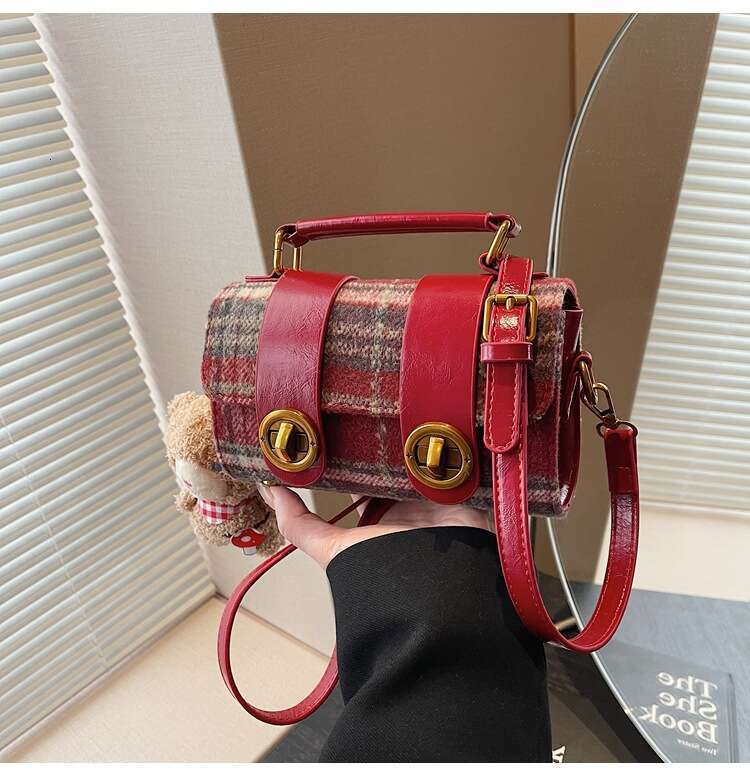 Niche Bags for Women Autumn Versatile 2025 New Winter Trend Boston Crossbody Handheld Pillow Bag