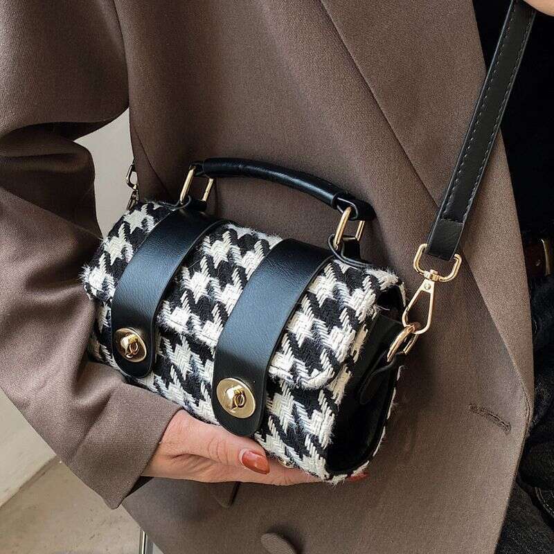 Niche design female senior sense of Europe the United States retro autumn and winter commuting Boston crossbody bag