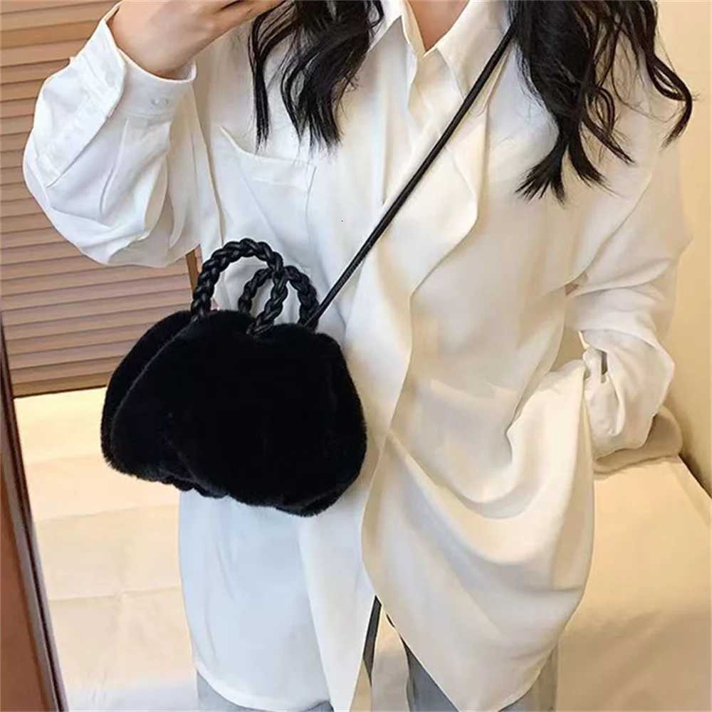 Woman Soft Plush Shoulder Bag New Fashion Autumn And Winter Korean Version Simple Crossbody Bag For Traveling Shopping Handbags Y250819