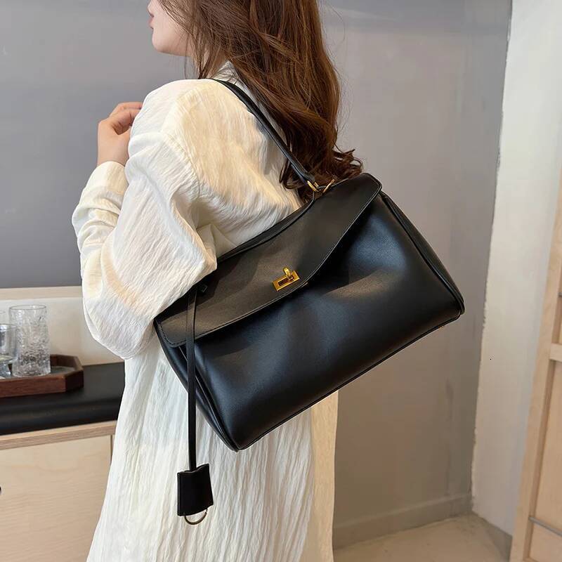 Autumn New Women s Crossbody Ba Soft Leather Solid Color Lare Capacity Shoppin Handba Desiner Handba Autumn New Desiner Ba Temperament Commutin Tote