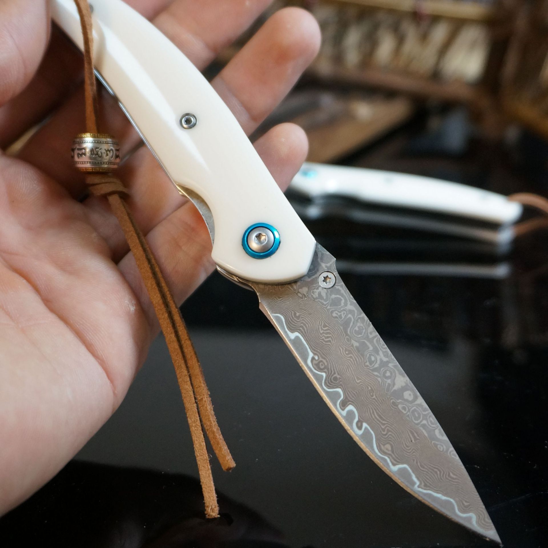 Top Quality A0819 Damascus Pocket Folding Knife Drop Point Blade Resin with Steel Sheet Handle Outdoor Camping Hiking Fishing EDC Knives