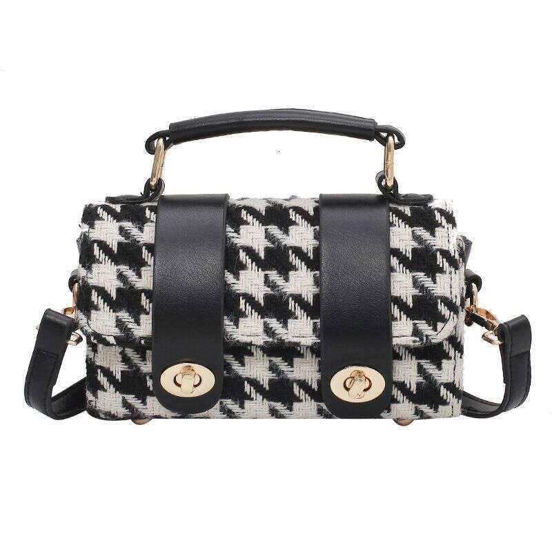 Niche design female senior sense of Europe the United States retro autumn and winter commuting Boston crossbody bag