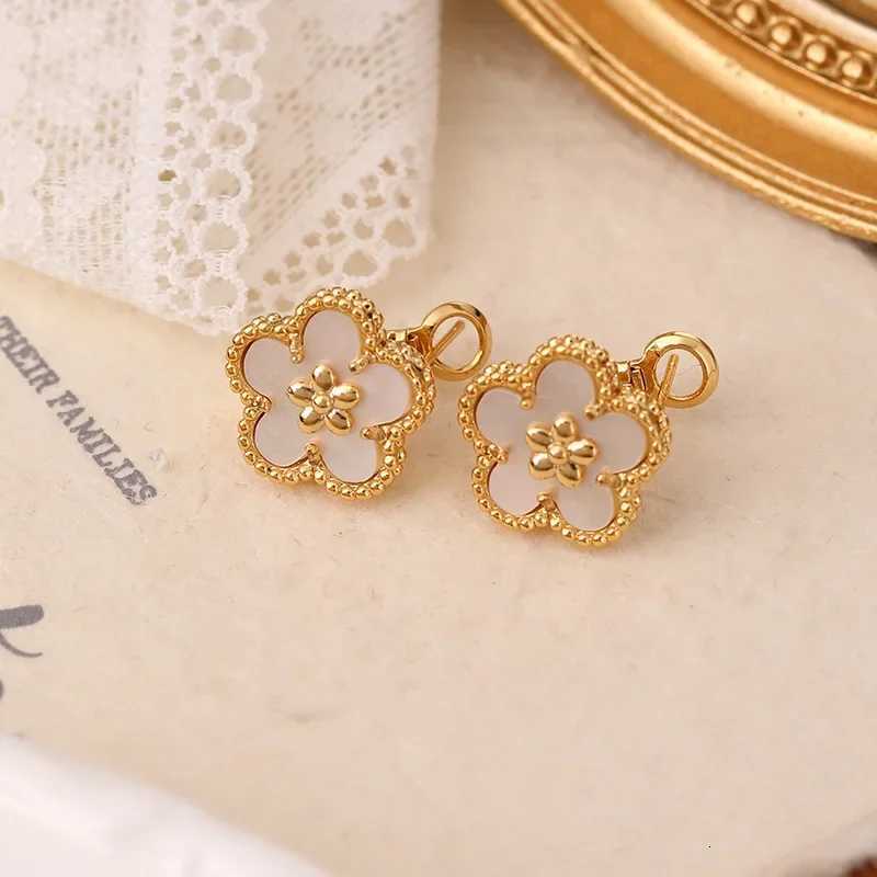 Elegant Simple Shell Silver Needle Stud Earrings Versatile Ladies Jewelry High-End Sensation Floral Pattern Fashionable Accessory Y250820