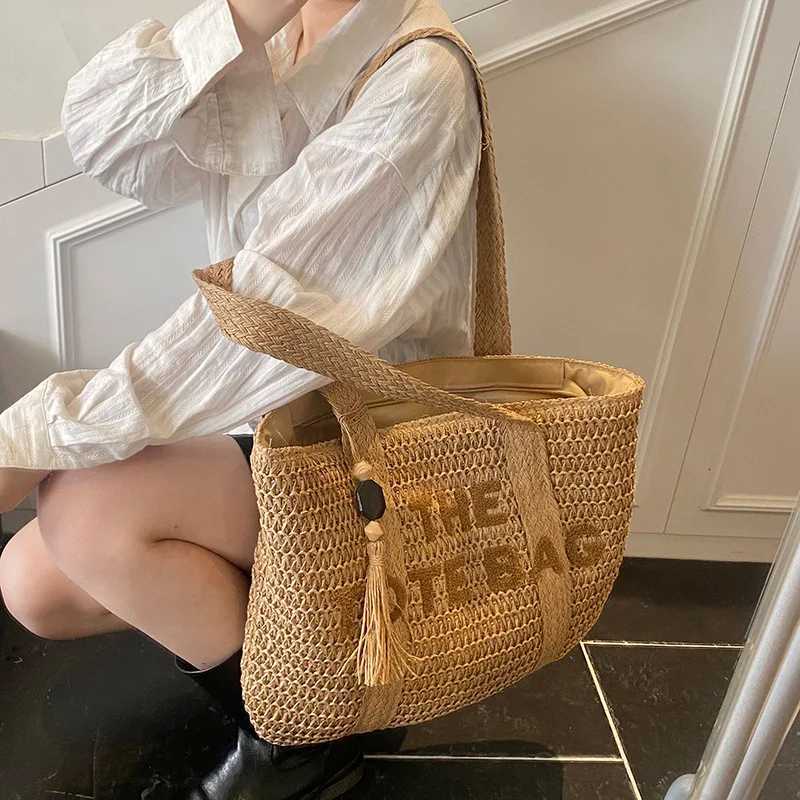 Hand-Woven Handbags Summer Ladies Woven Bag Fashion Handmade Simple Large Capacity with Tassel Pendant Shopping Handbag Tote Y250819