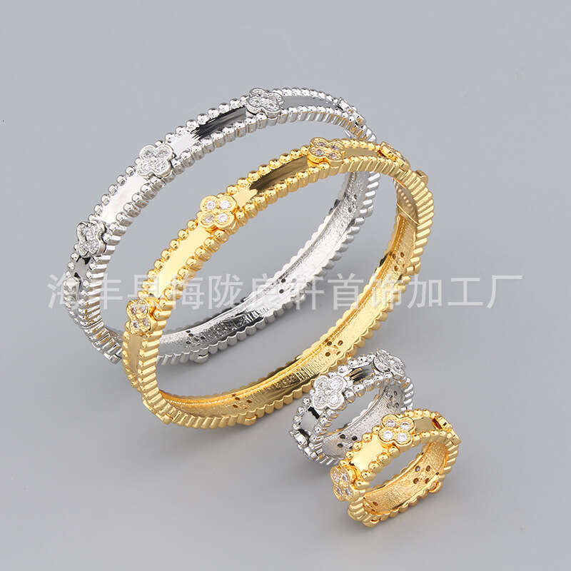 Fashion Creative Three-Leaf Flower Personality Casual Gold-Plated Three-Flower Bracelet Women's Small Internet Celebrity Hand Jewelry