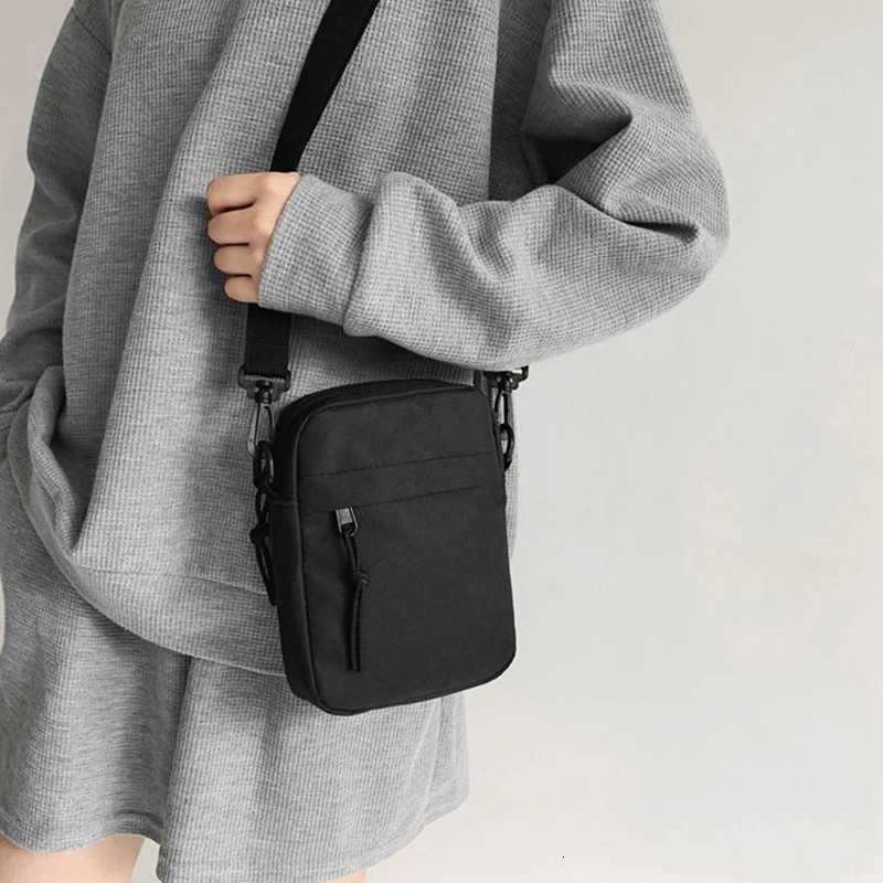 Neutral mens and womens bags with solid color and no patterns are suitable for travel outings and photo-taking. Y250819