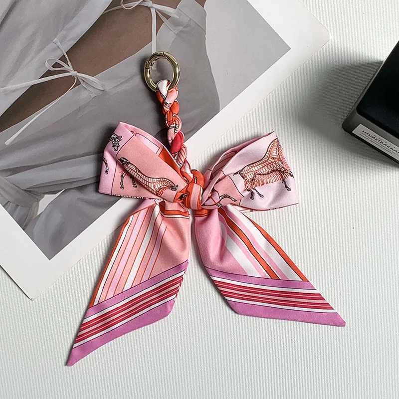 Vintage French Checkered Pony Ribbon Womens Bag Pendant Stylish Simple Hand-knitted War Horse Print Bow Keychain Accessories XJ250820