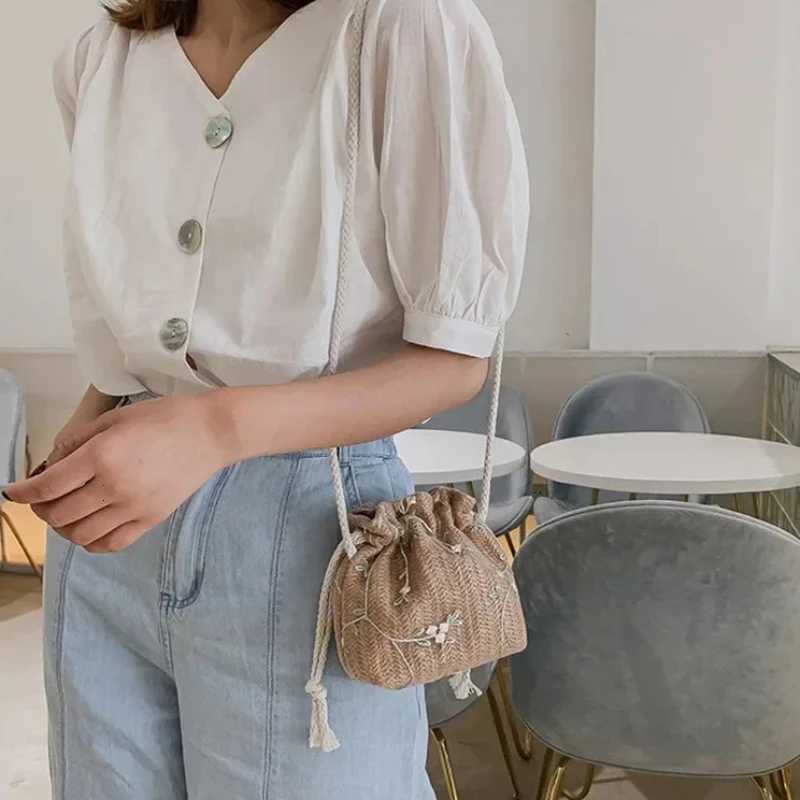 Womens Drawstring Straw Beach Bags Fashion Small Shoulder Bags Flower Embroidery Bags Ladies Lace Crossbody Handbags for Travel Y250819